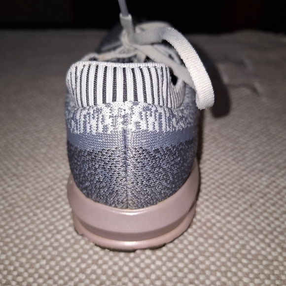 Brooks Levitate 2 in a womens size 7. Pre-loved in good condition - Picture 8 of 11